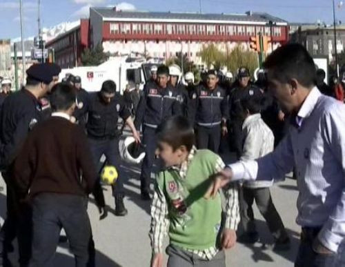 Polislerle oynayan çocuğa tokat