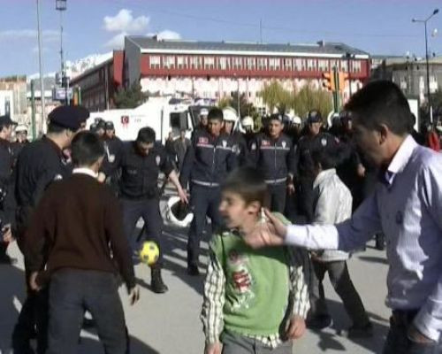 Polislerle oynayan çocuğa tokat