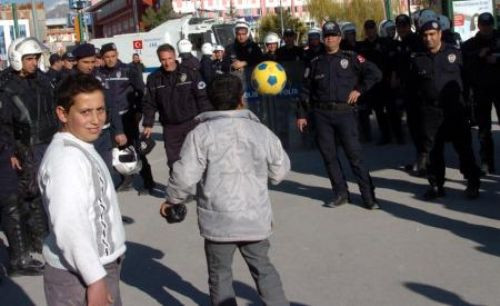 Polislerle oynayan çocuğa tokat