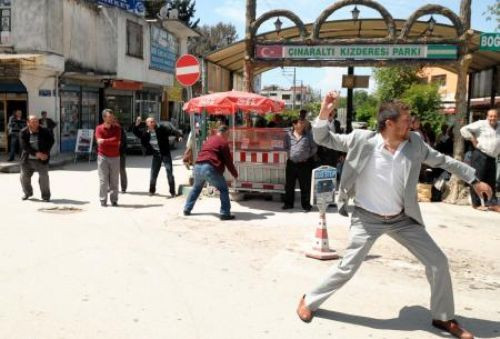 Deniz Baykala yumurtalı saldırı!
