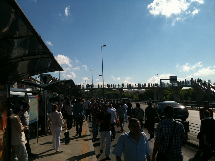 Metrobüs bozuldu vatandaş yolda kaldı