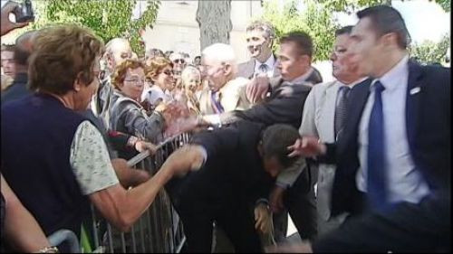 Sarkozy saldırıya uğradı !