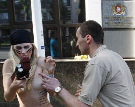 FEMEN yine sahnede !