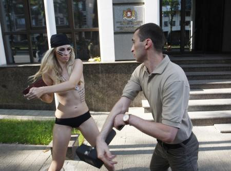 FEMEN yine sahnede !