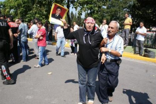Şehit ailelerine polis engeli !