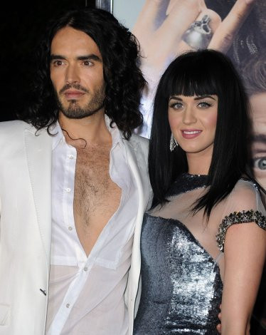 Katy eşi için şekilden şekile giriyor