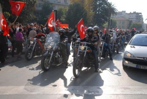 İzmir sokağa döküldü
