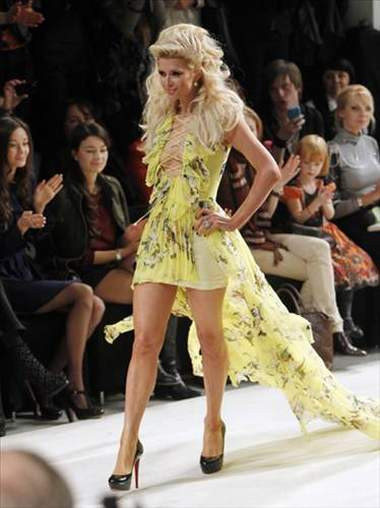 Paris Hilton podyuma çıktı