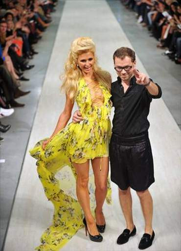 Paris Hilton podyuma çıktı