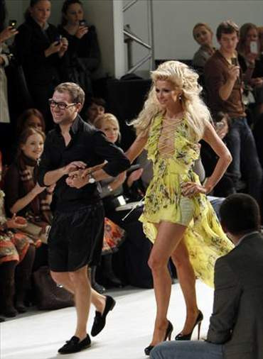 Paris Hilton podyuma çıktı