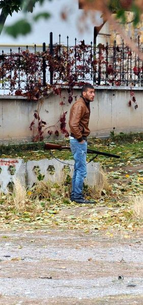 Sevdiklerinin gözü önünde kendini vurdu!