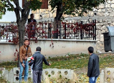 Sevdiklerinin gözü önünde kendini vurdu!