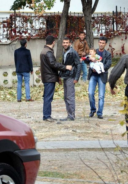 Sevdiklerinin gözü önünde kendini vurdu!