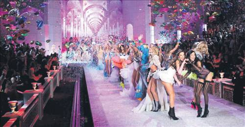 Victorias Secretın 2012 şovundan kareler