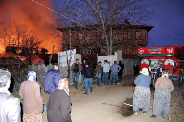 Yangın köyü yaktı geçti
