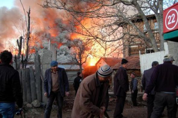 Yangın köyü yaktı geçti