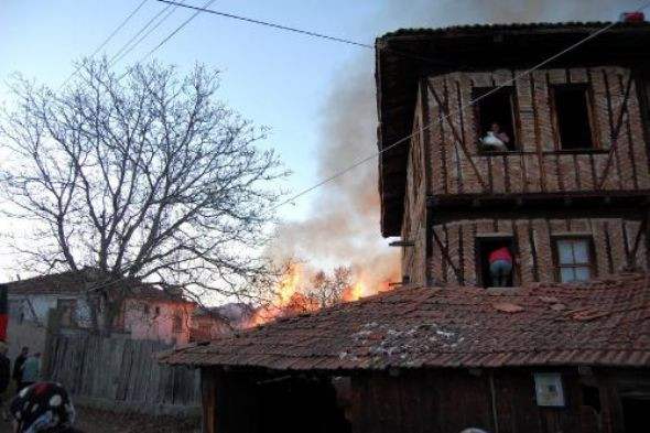 Yangın köyü yaktı geçti
