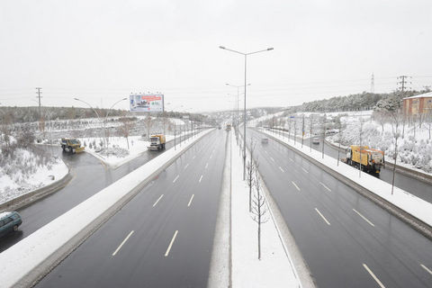 Yoğun kar Doğuda hayatı felç etti