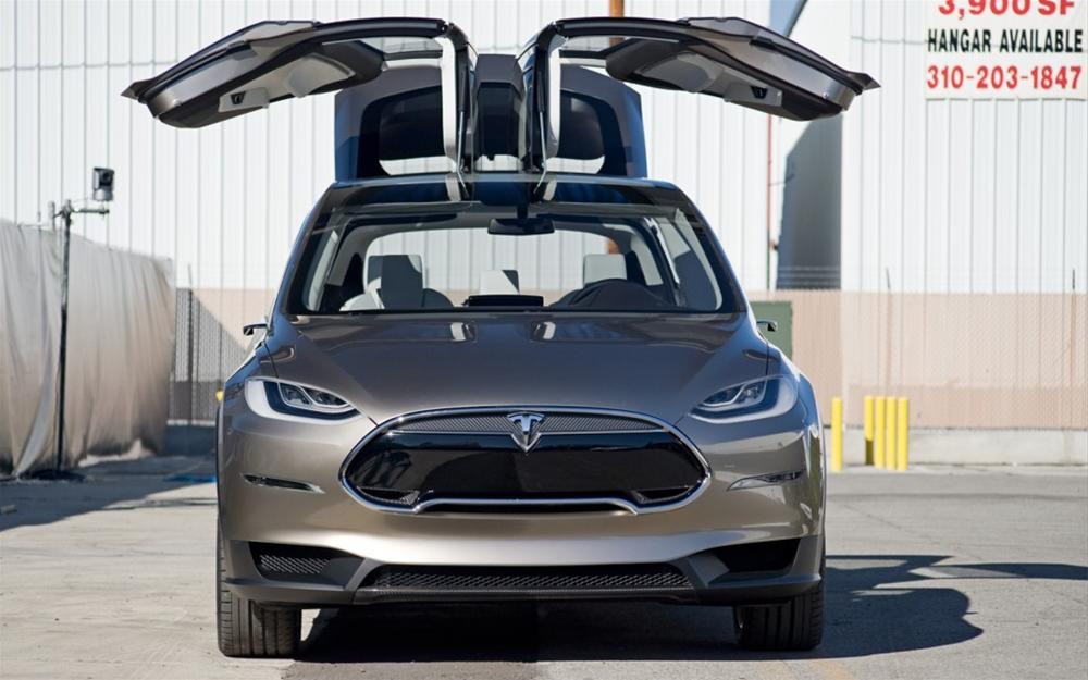 Tesla Motors Model X otomobilini tanıttı