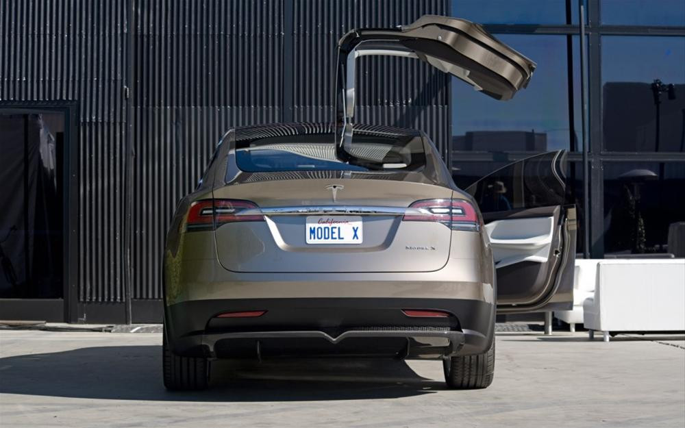 Tesla Motors Model X otomobilini tanıttı