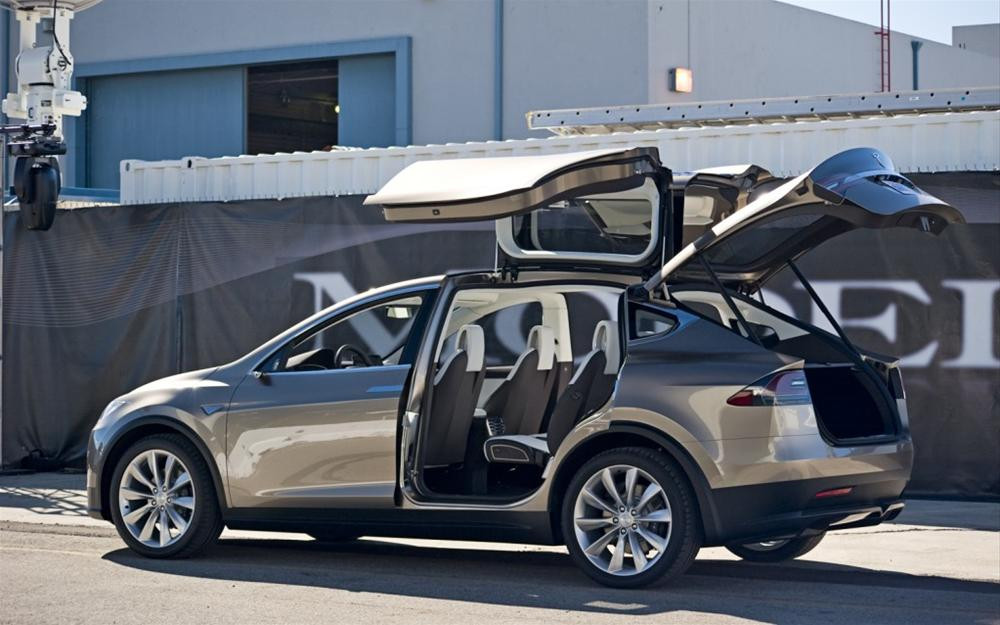 Tesla Motors Model X otomobilini tanıttı