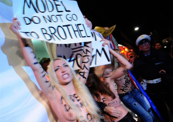 FEMEN defile bastı