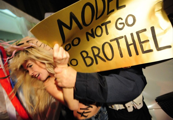 FEMEN defile bastı