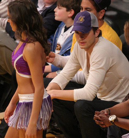 Ashton Kutcher nereye bakıyor?