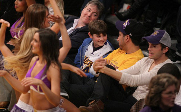 Ashton Kutcher nereye bakıyor?