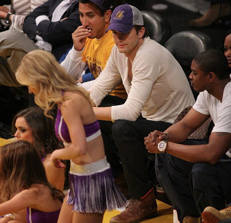 Ashton Kutcher nereye bakıyor?