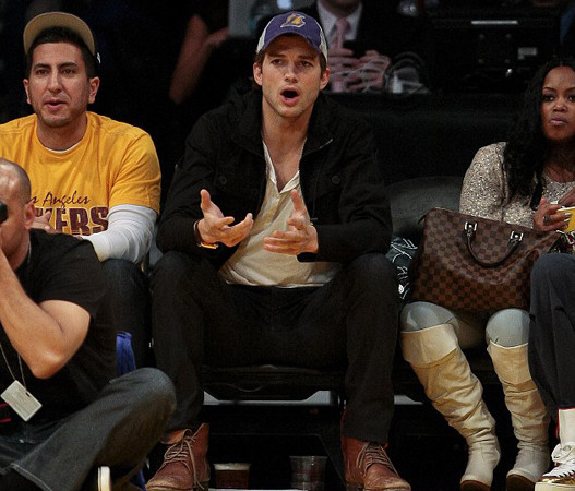 Ashton Kutcher nereye bakıyor?