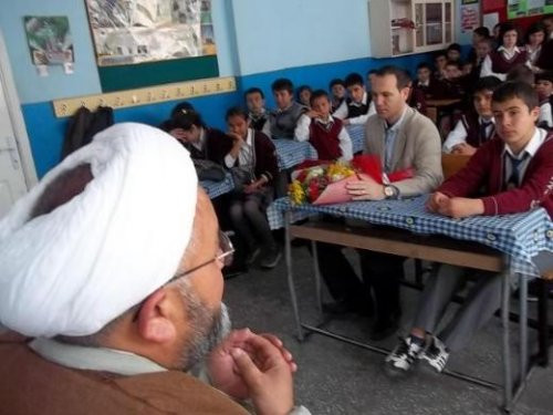 İmam ilköğretim okulunda ders verdi