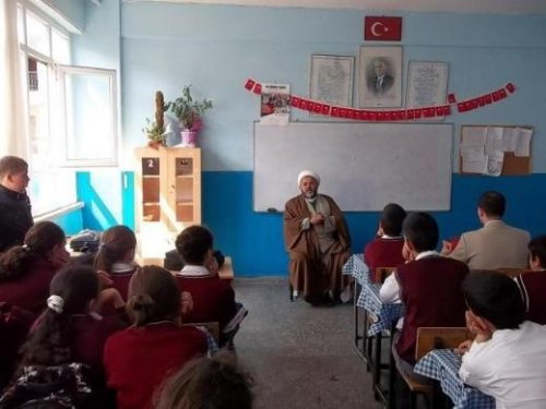İmam ilköğretim okulunda ders verdi