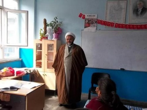 İmam ilköğretim okulunda ders verdi