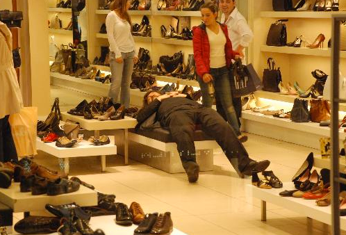 Ünlü reklamcı mağazada sızıp kaldı
