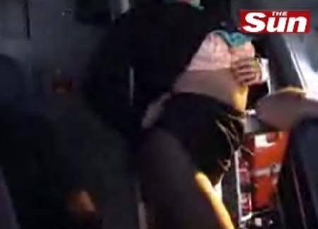 Uçak hostesi pilot kabininde striptiz yaptı