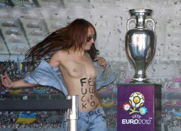 FEMEN kupaya taktı!