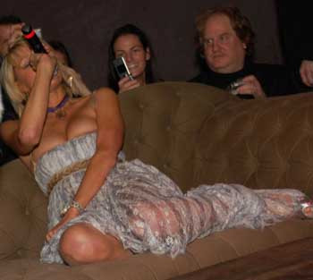 Paris Hilton yine alkolü fazla kaçırdı