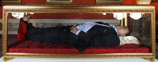Berlusconi eli uçkurunda öldü