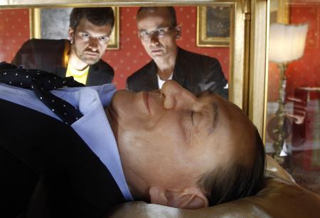 Berlusconi eli uçkurunda öldü