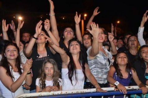 Mayolu Hande Yener kayısı güzeli seçildi