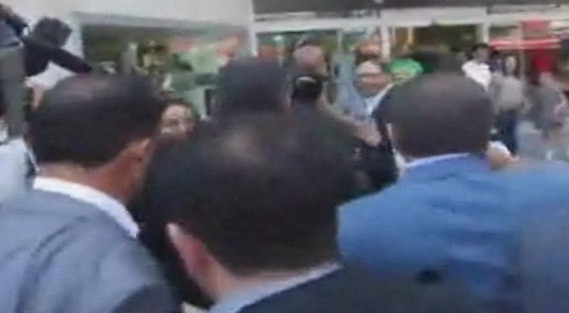 Melih Gökçeke yumurta attılar!
