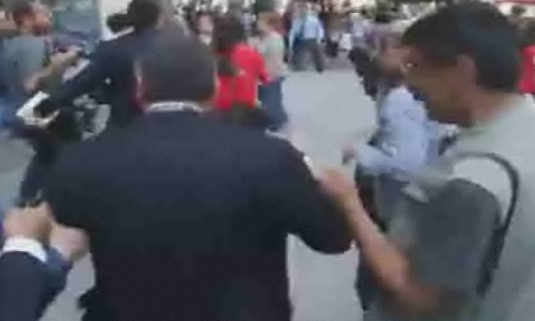 Melih Gökçeke yumurta attılar!