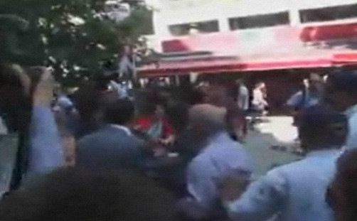 Melih Gökçeke yumurta attılar!