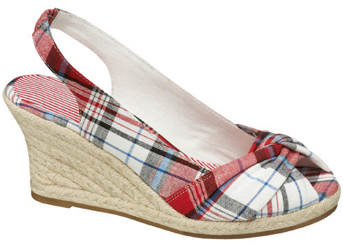 En trendy vişne renkli sandaletler DEICHMANN’da!