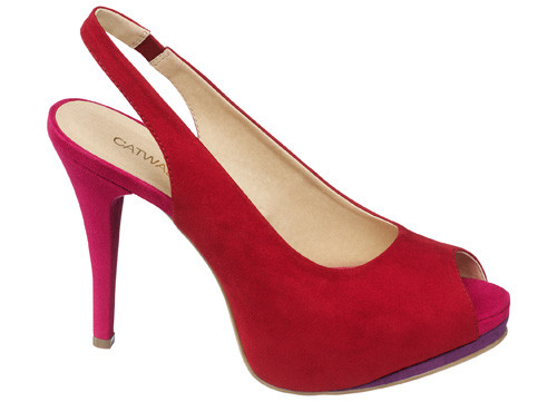 En trendy vişne renkli sandaletler DEICHMANN’da!
