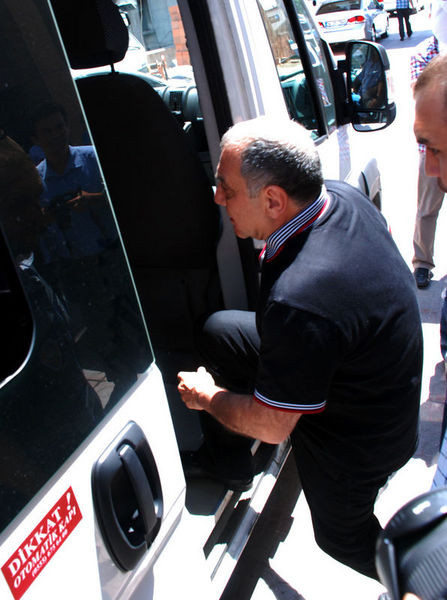 Torbacılar ünlüleri yaktı!