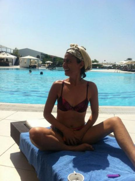 Yıldız havuz başında