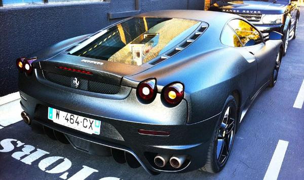 Ferrarisinin dışını deri kaplattı