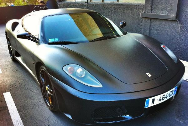 Ferrarisinin dışını deri kaplattı